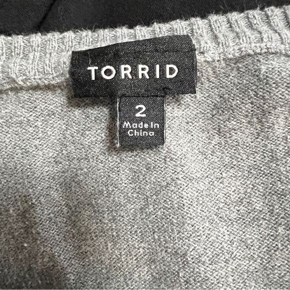 Torrid Grey Sweater with Pink Stars Size 2 Lightweight Dressy EUC - Picture 3 of 4